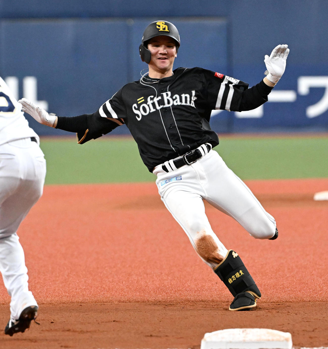 オリックス対ソフトバンク　6回表ソフトバンク1死満塁、緒方は適時三塁打を放ち三塁へ進塁する（撮影・石井愛子）