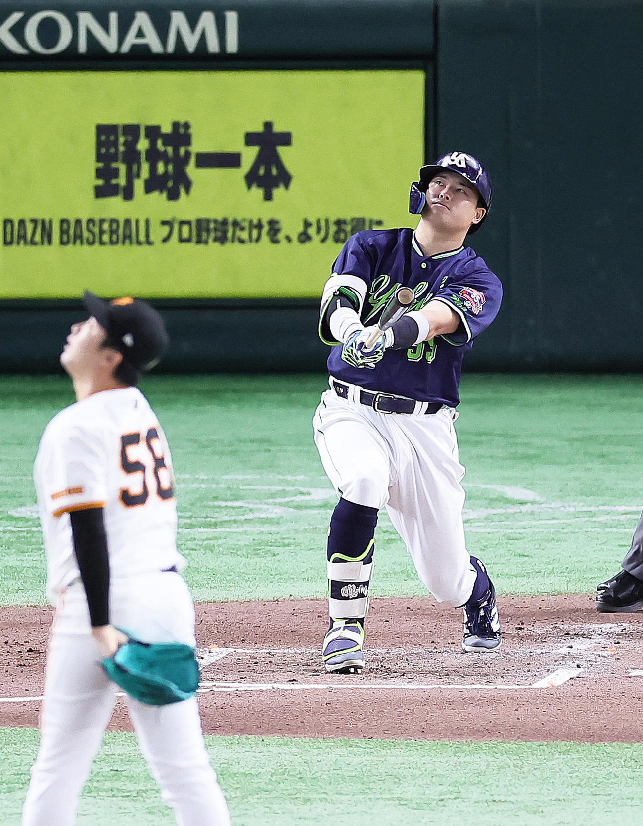 巨人対ヤクルト　6回表ヤクルト1死、右越え本塁打を放つ村上。投手船迫（撮影・足立雅史）