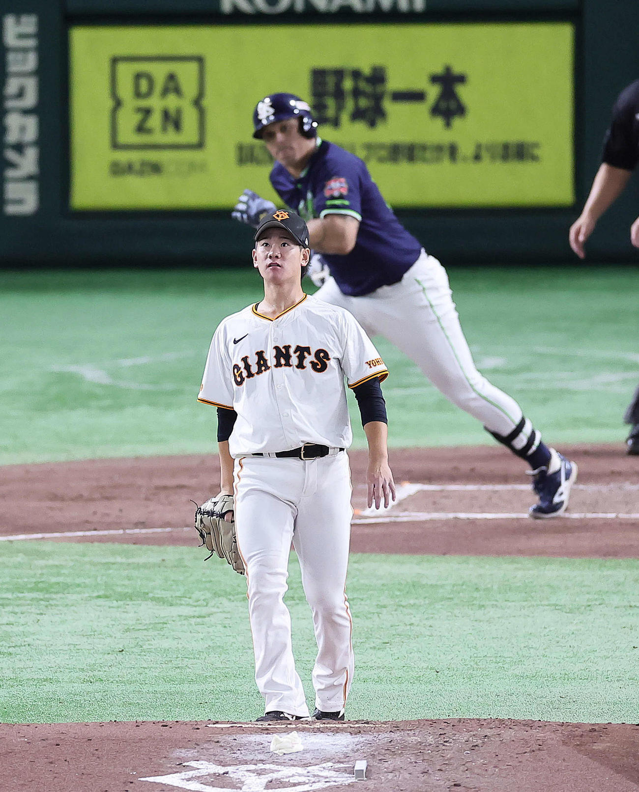 巨人対ヤクルト　4回表ヤクルト1死一塁、オスナ（後方）に先制適時二塁打を許す井上（撮影・足立雅史）