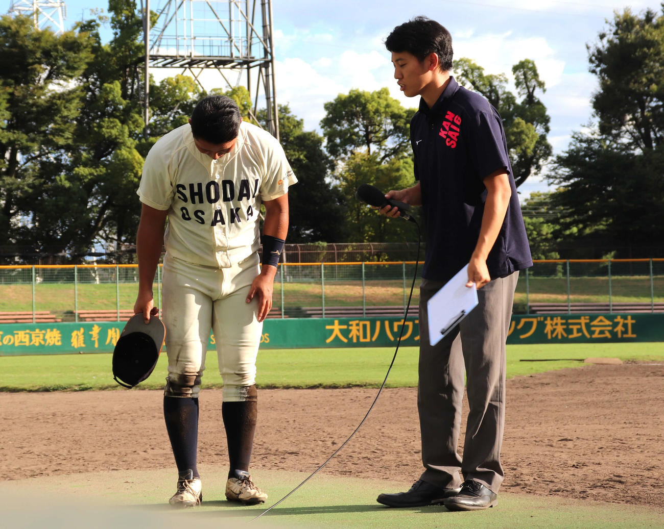 龍谷大との1回戦　ヒーローインタビューを終え、一礼する大商大・渡部。インタビュアーは大院大・坂連盟副委員長（撮影・中島麗）
