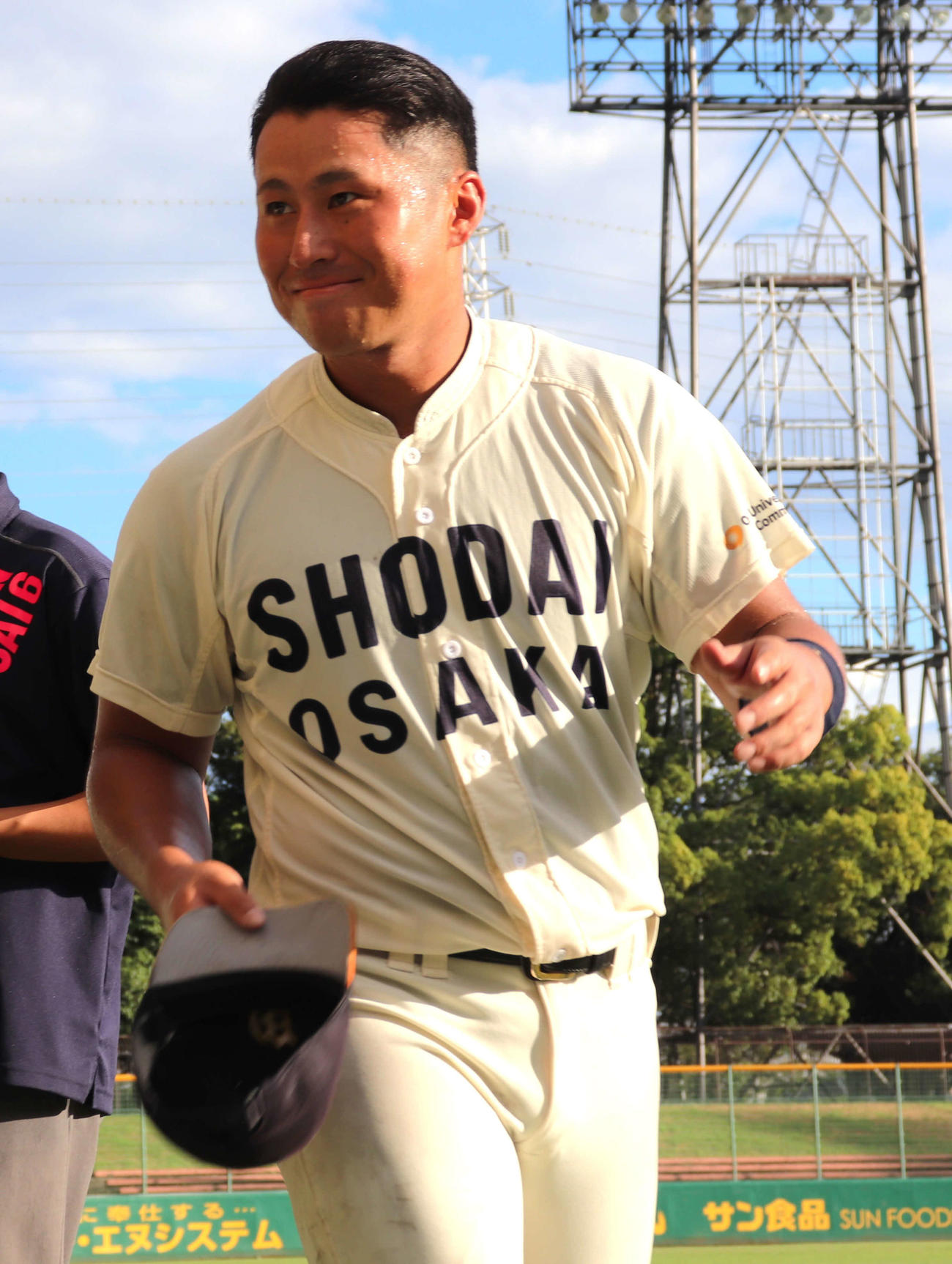 大商大対龍谷大　6打数5安打2安打でヒーローインタビューに登場した、大商大・渡部（撮影・中島麗）