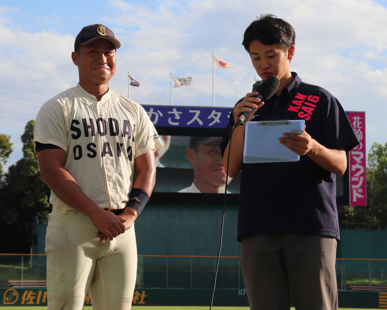龍谷大との1回戦　6打数5安打2安打でヒーローインタビューに登場した、大商大・渡部（左）とインタビュアーの大院大・坂連盟副委員長（撮影・中島麗）
