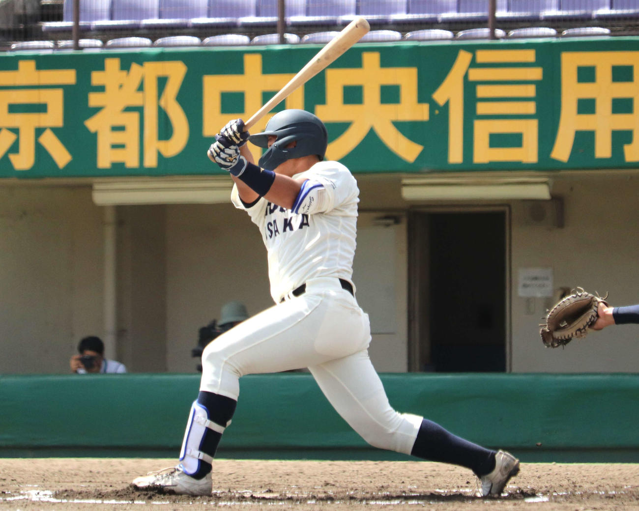 龍谷大との1回戦　1回2死二塁で先制の中前適時打を放った、大商大・渡部（撮影・中島麗）