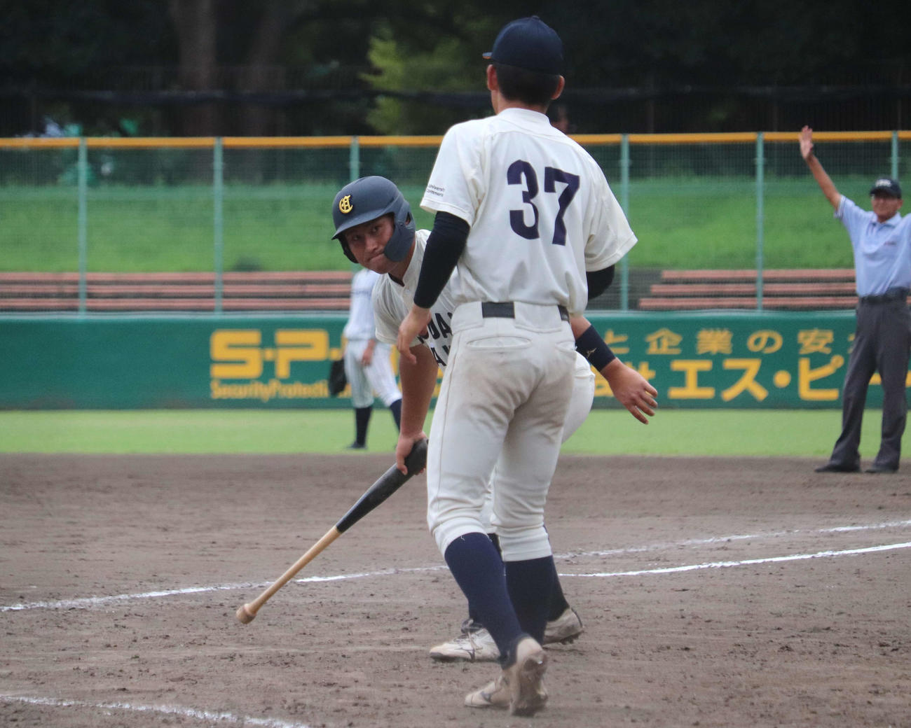 龍谷大との1回戦　本塁を踏んだ後に、落ちていたバットをバット引きの部員が来る前に拾って手渡す、大商大・渡部（撮影・中島麗）
