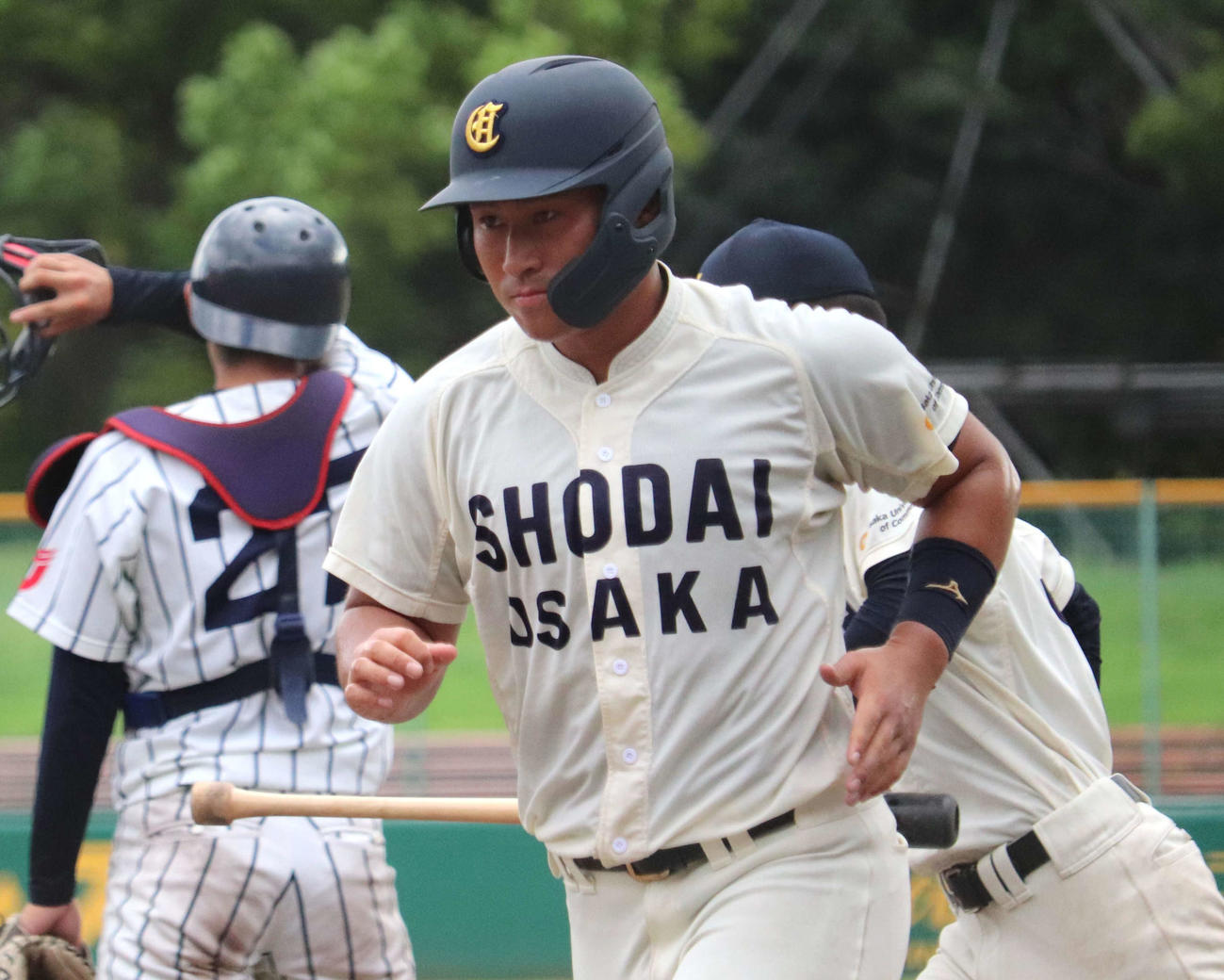 龍谷大との1回戦　3回1死満塁で大商大・蜷川の押し出し死球で本塁に生還した渡部（撮影・中島麗）