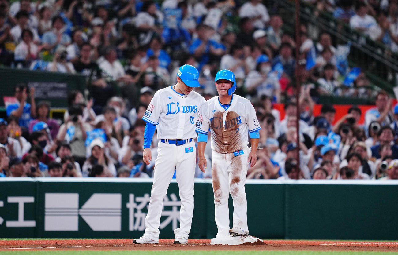 西武対ロッテ　1回裏西武1死二塁、野村の右飛で三塁へタッチアップしファンの拍手を受ける岡田（右）（撮影・垰建太）