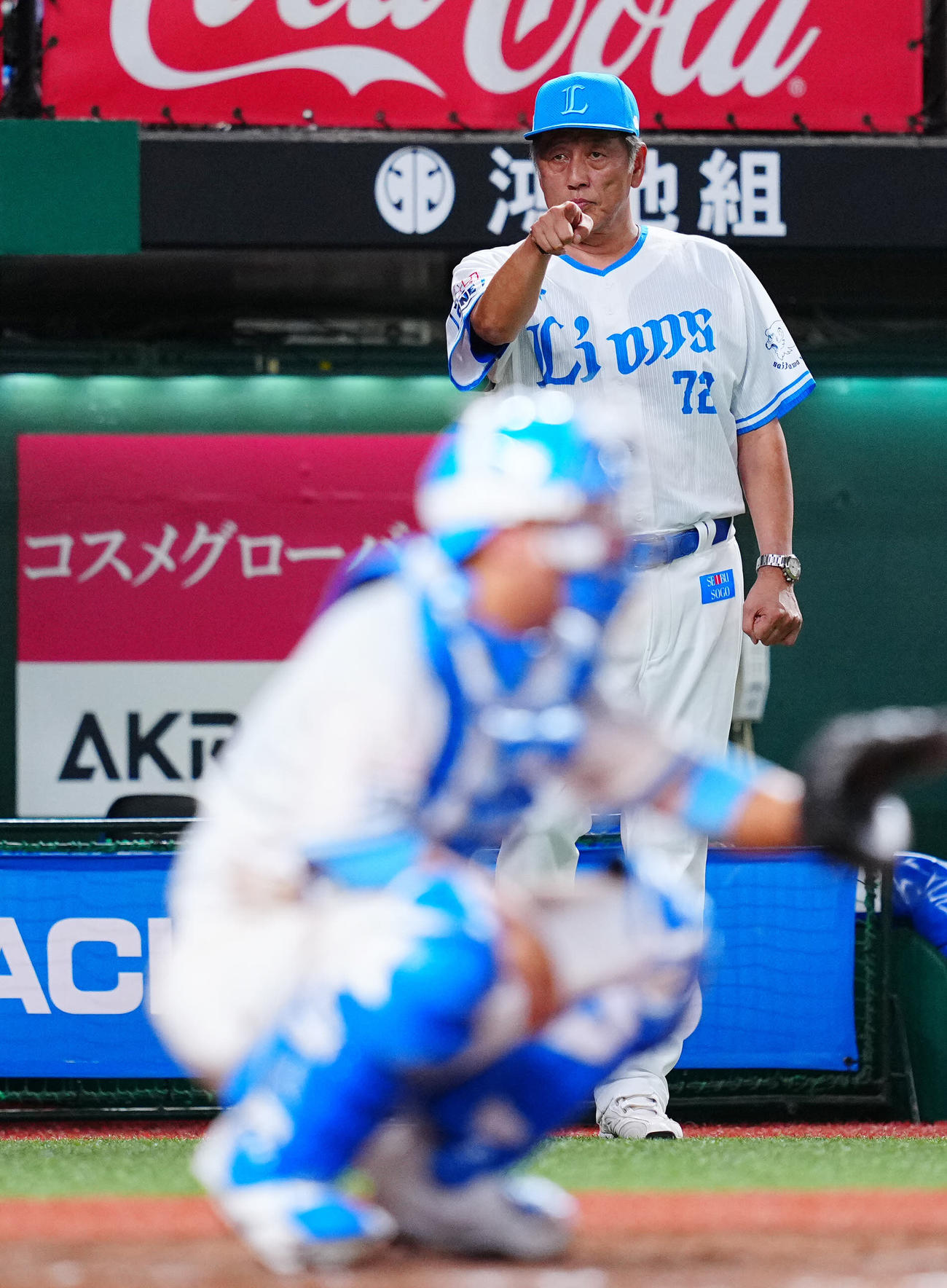 西武対ロッテ　2回表、西武岡田（手前）の交代を告げる渡辺監督代行（撮影・垰建太）