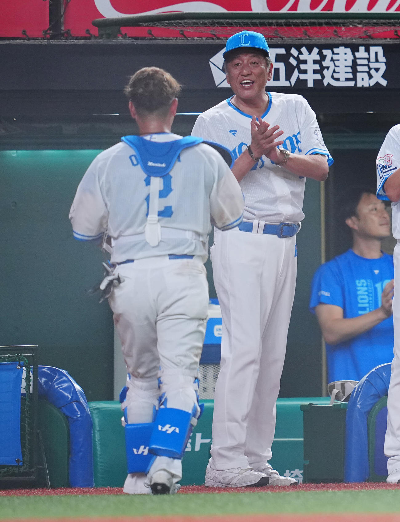 西武対ロッテ　2回表、交代した西武岡田（手前）を拍手で出迎える渡辺監督代行（撮影・垰建太）
