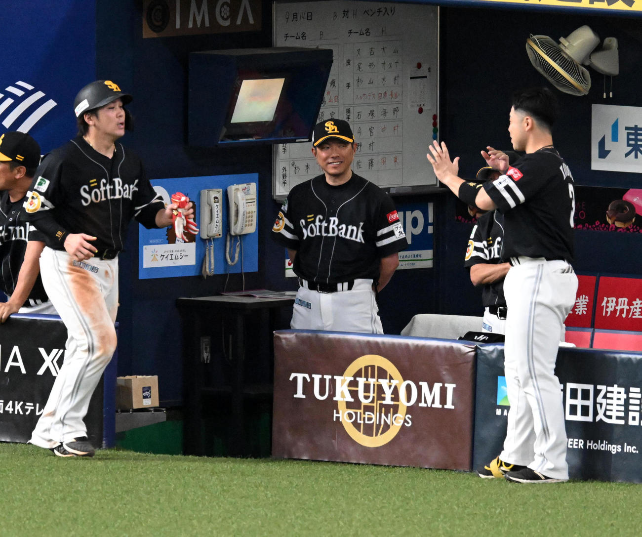 オリックス対ソフトバンク　6回表ソフトバンク1死満塁、緒方の走者一掃の適時三塁打に笑顔を見せる小久保監督（撮影・前岡正明）