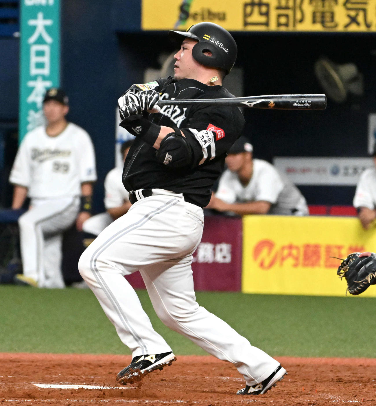 オリックス対ソフトバンク　5回表ソフトバンク2死二塁、山川は中適時打を放つ（撮影・石井愛子）