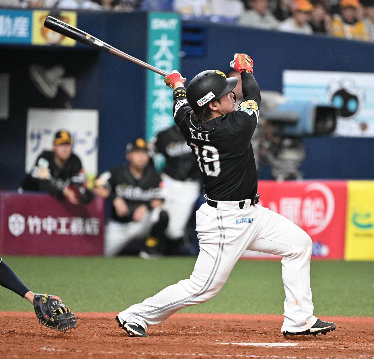 オリックス対ソフトバンク　5回表ソフトバンク無死二、三塁、左前適時打を放つ甲斐（撮影・和賀正仁）