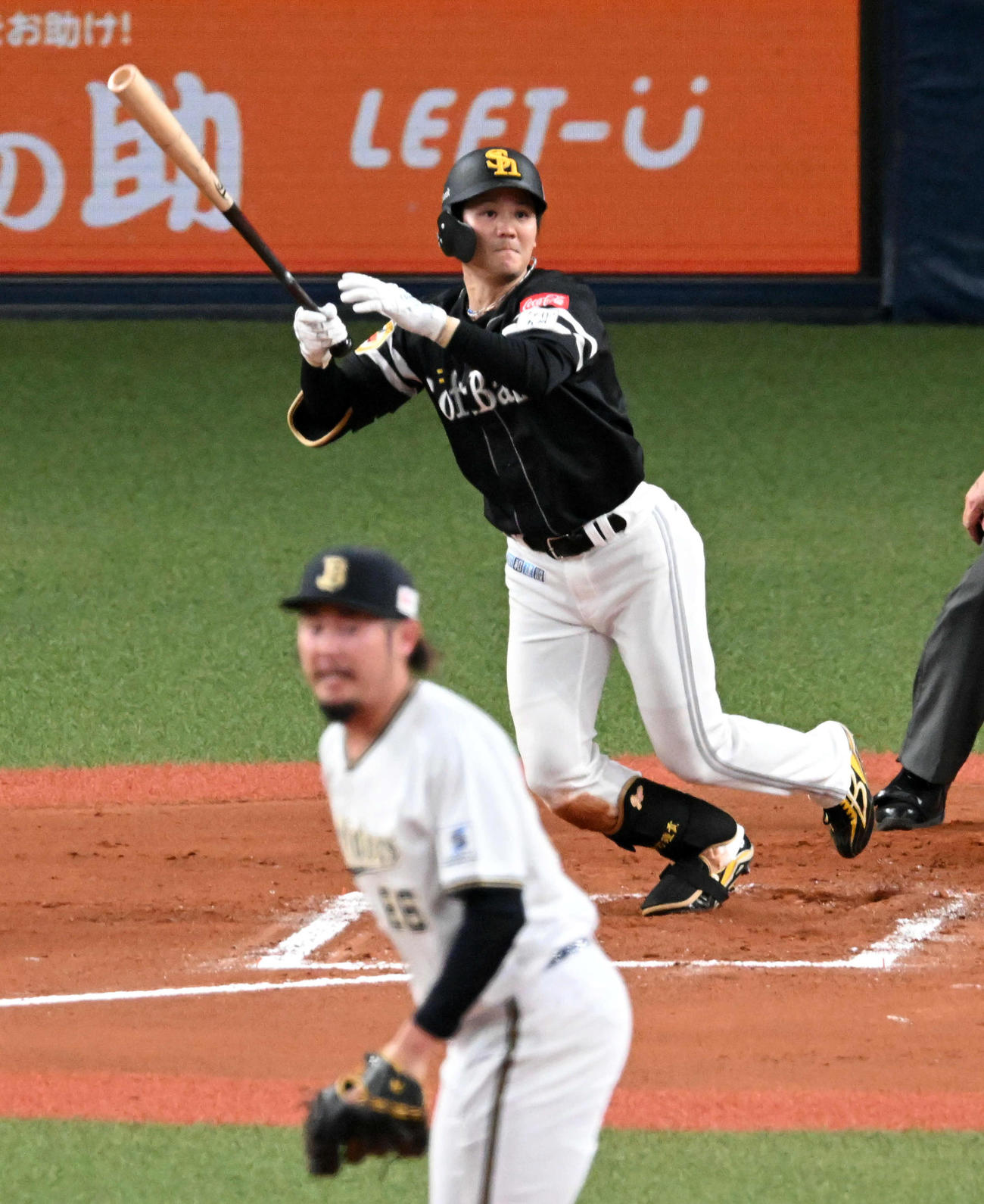 オリックス対ソフトバンク　6回表ソフトバンク1死満塁、緒方は走者一掃の左適時三塁打を放つ。投手鈴木博（撮影・前岡正明）