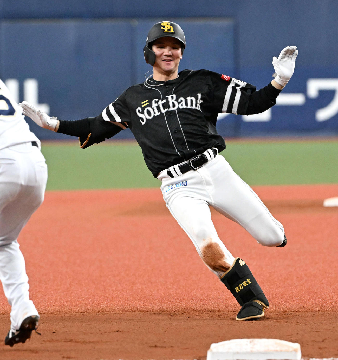 オリックス対ソフトバンク　6回表ソフトバンク1死満塁、緒方は適時三塁打を放ち滑り込む（撮影・石井愛子）