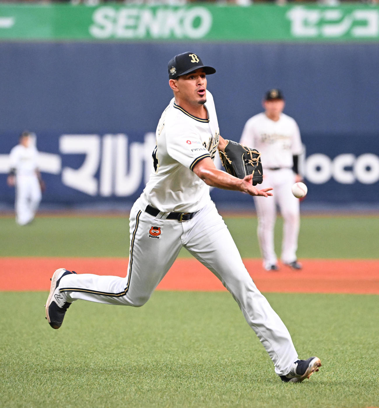 オリックス対ソフトバンク　1回表ソフトバンク1死、緒方の打球を処理し一塁へトスするカスティーヨ（撮影・和賀正仁）