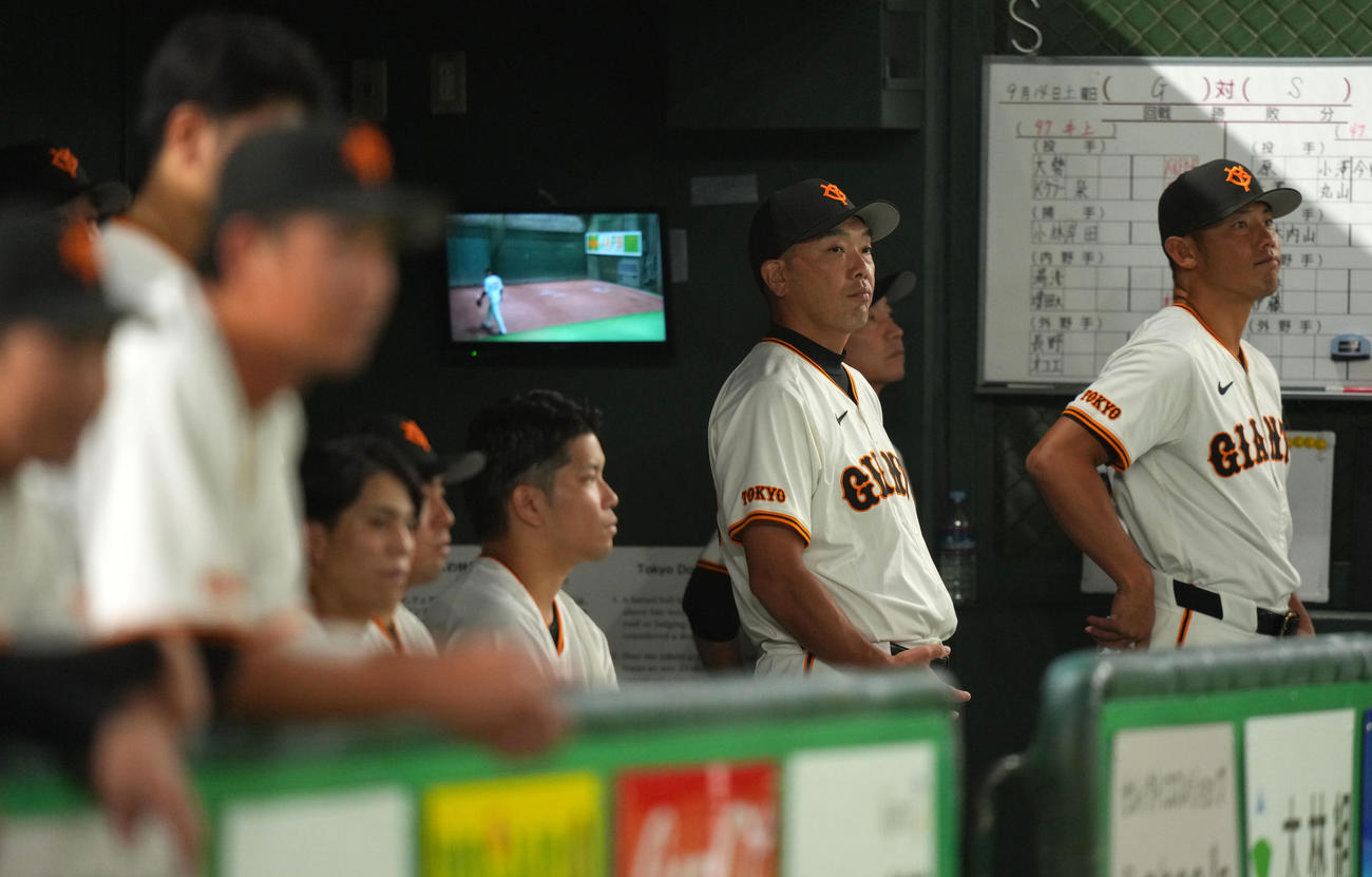 巨人対ヤクルト　ヤクルトに敗れ険しい表情でグラウンドを見つめる巨人阿部監督（右から2人目）（撮影・横山健太）
