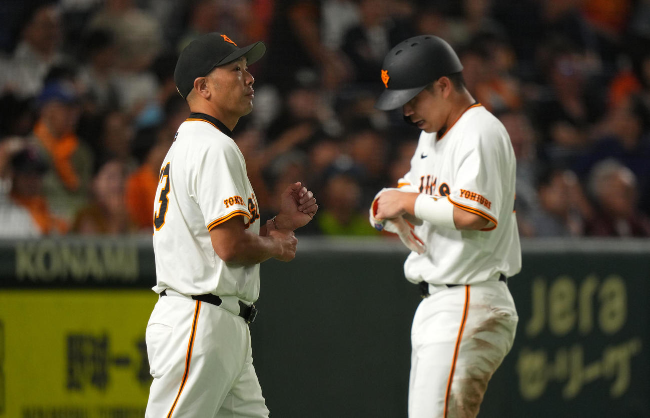 巨人対ヤクルト　6回裏巨人2死一、二塁、大城は浅野の中越え二塁打で本塁を狙うがタッチアウトとなる。左は阿部監督（撮影・横山健太）