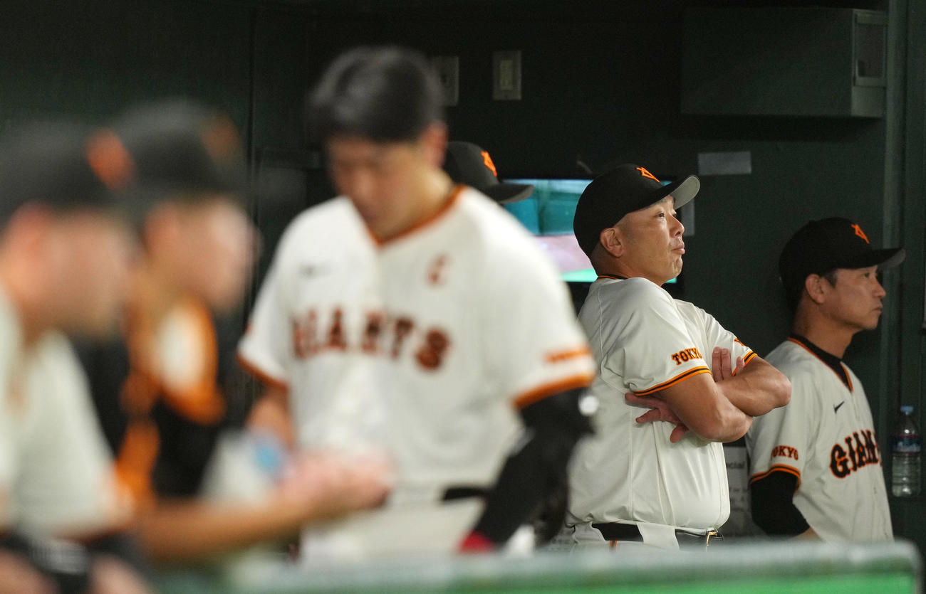 巨人対ヤクルト　険しい表情でスコアを見つめる巨人阿部監督（右から2人目）（撮影・横山健太）