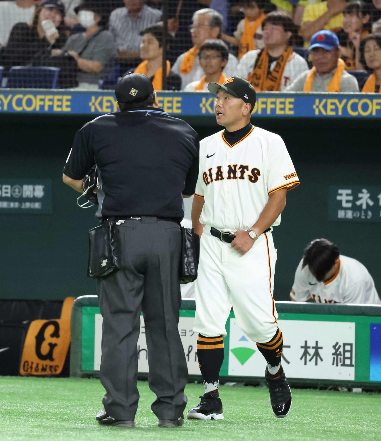 巨人対ヤクルト　7回、選手の交代を告げる巨人阿部監督（撮影・丹羽敏通）