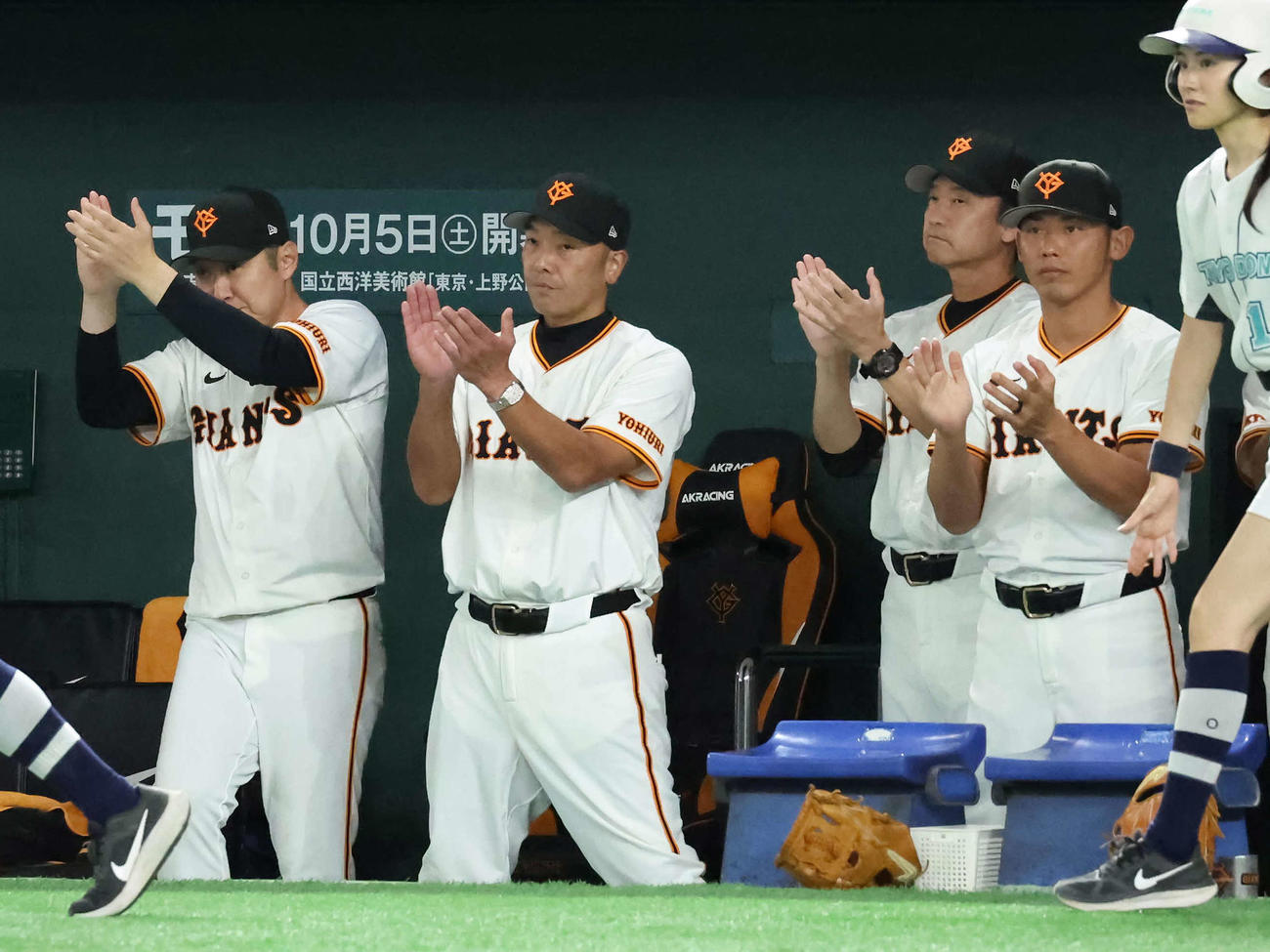 巨人対ヤクルト　7回裏巨人1死一、二塁、坂本勇の適時打に手をたたく阿部監督（撮影・丹羽敏通）