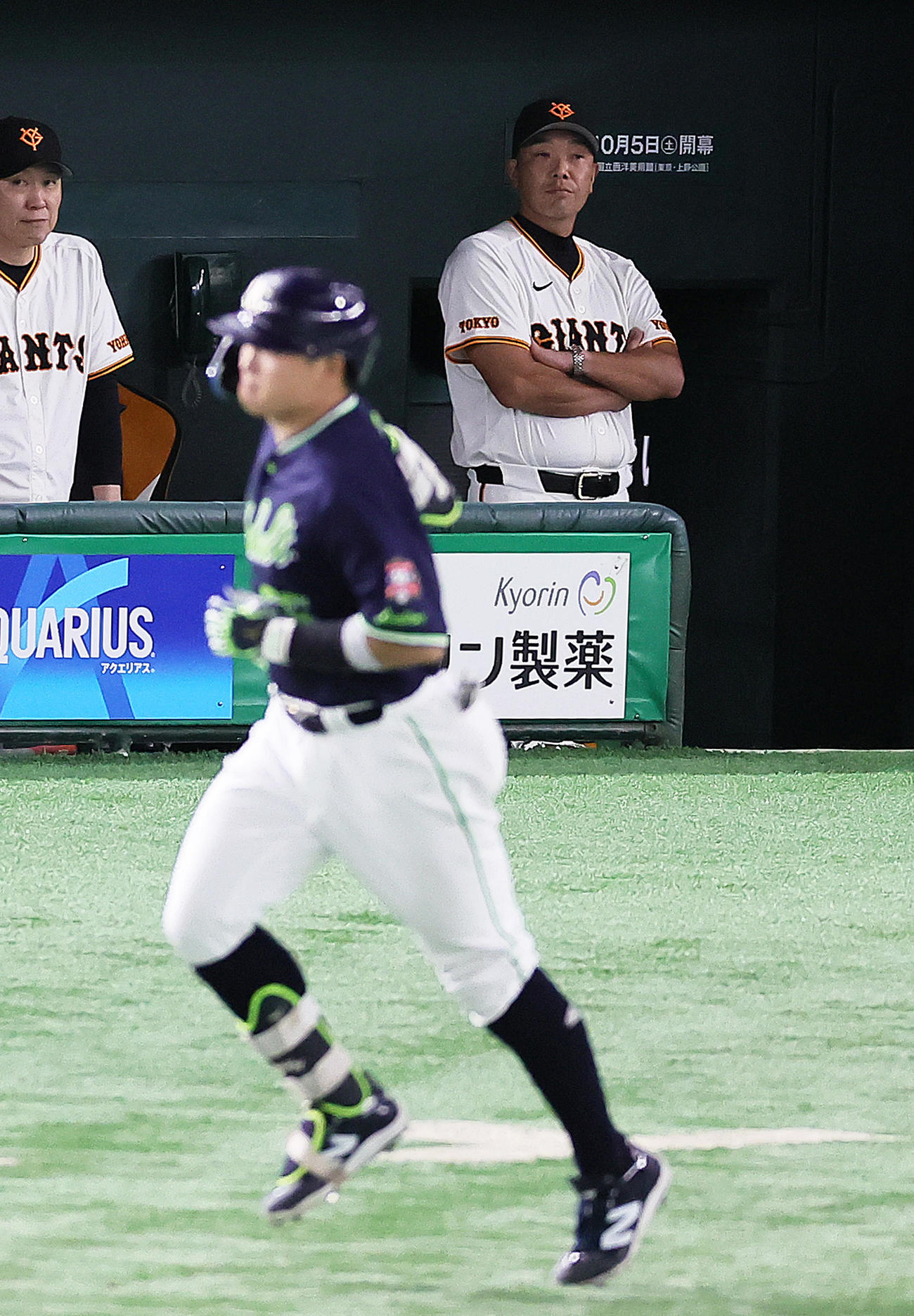 巨人対ヤクルト　6回表ヤクルト1死、右越え本塁打を放った村上（手前）を厳しい表情で見つめる阿部監督