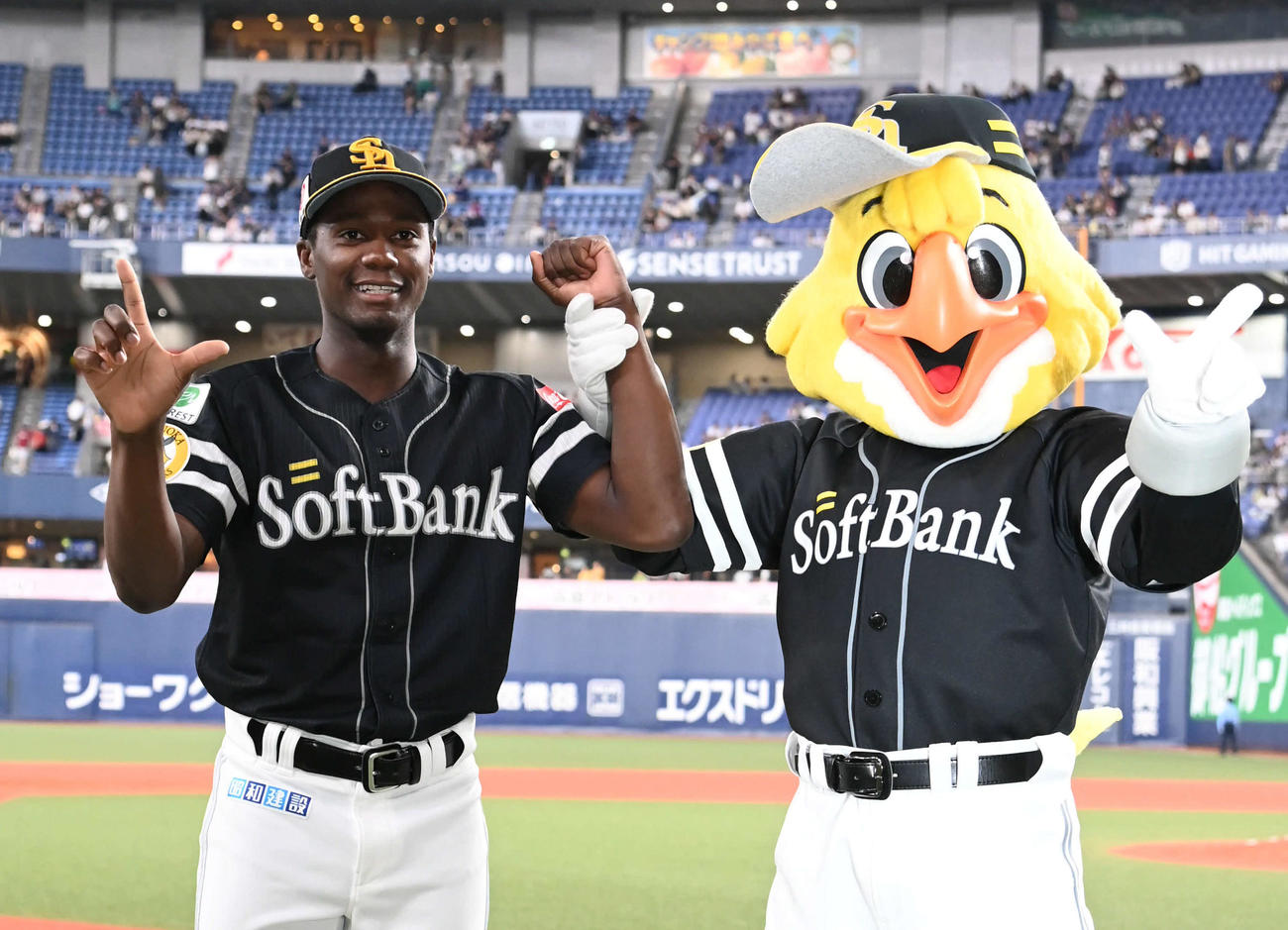 オリックス対ソフトバンク　ヒーローのモイネロ（撮影・石井愛子）