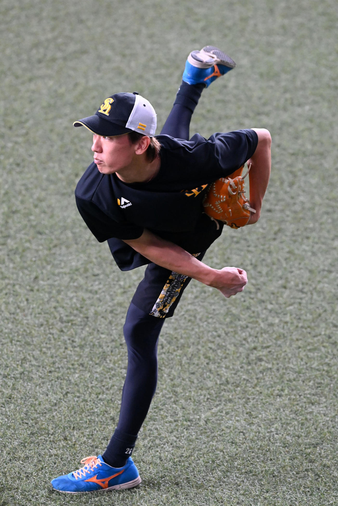 オリックス対ソフトバンク　キャッチボールを行うソフトバンク大津（撮影・前岡正明）
