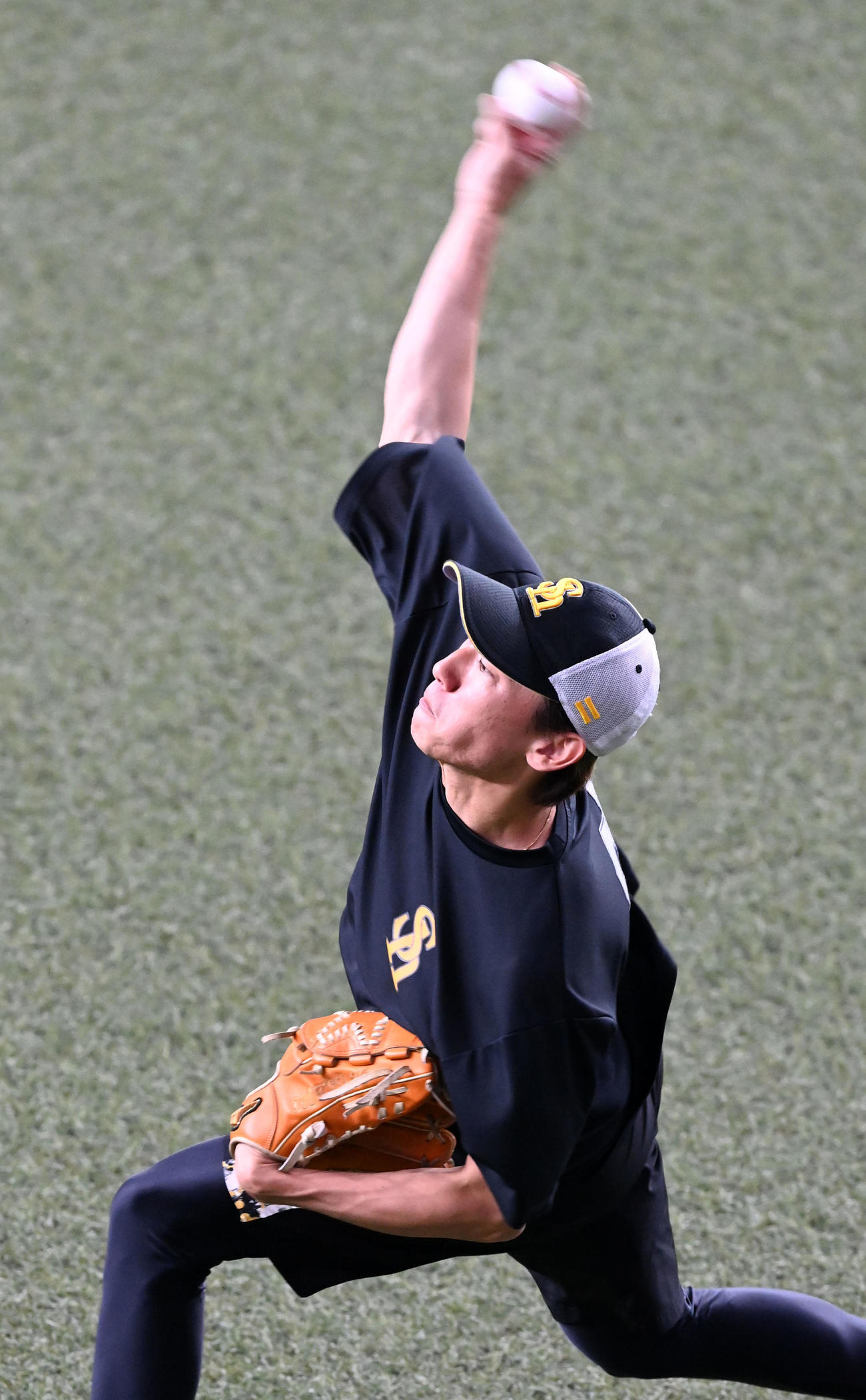 オリックス対ソフトバンク　キャッチボールを行うソフトバンク大津（撮影・前岡正明）