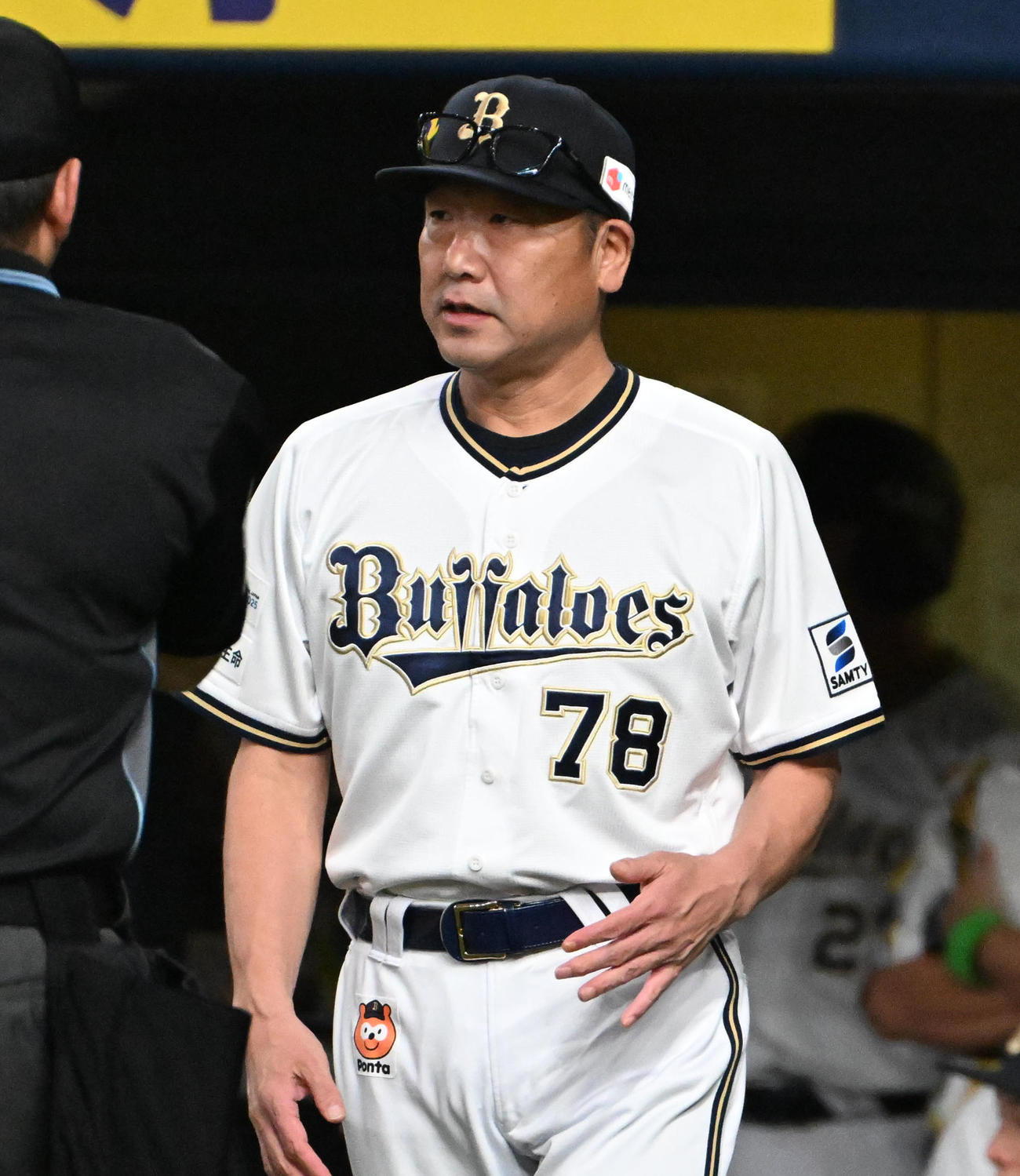 オリックス対ソフトバンク　メンバー交代を告げる中嶋監督（撮影・石井愛子）