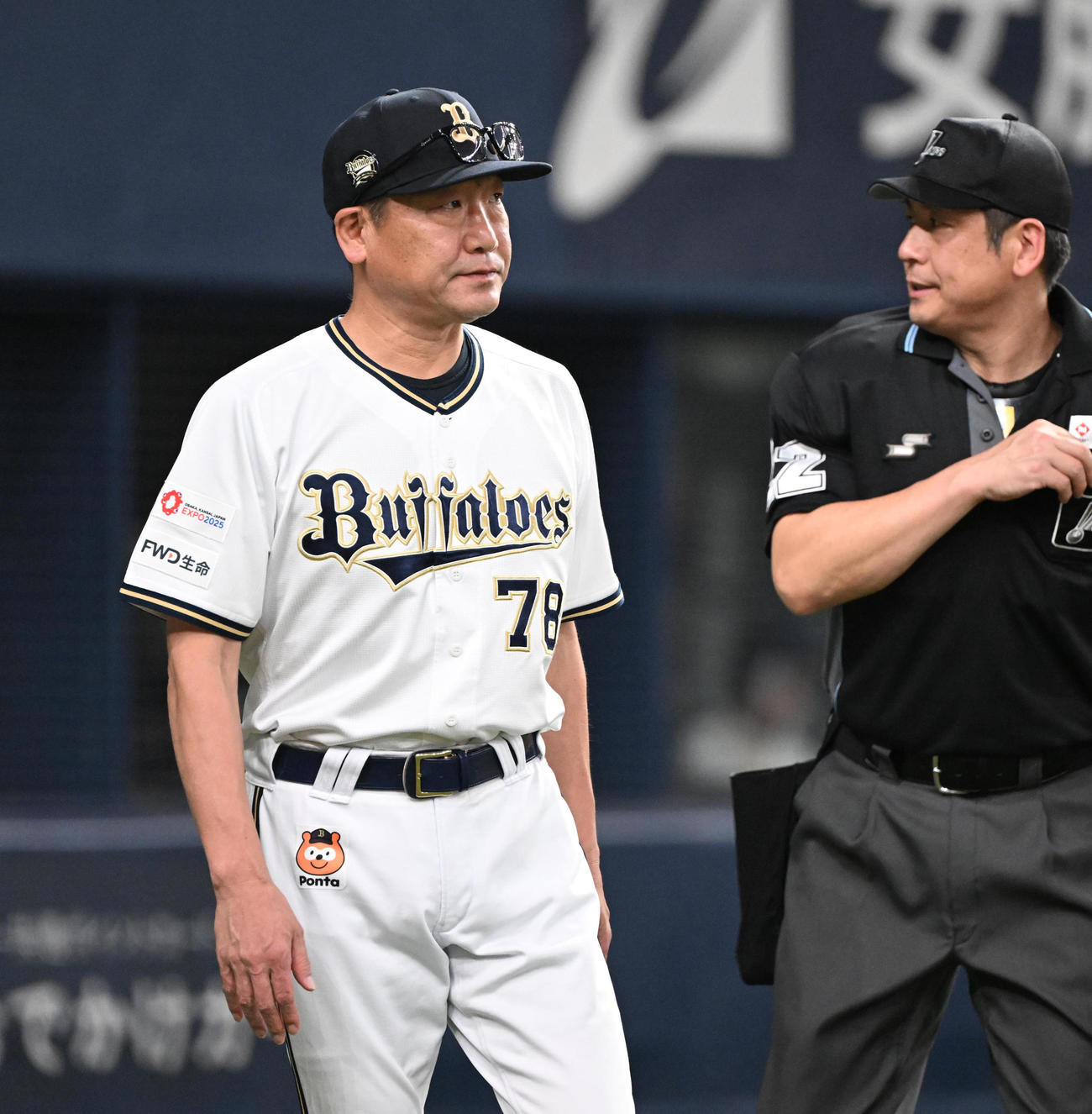 オリックス対ソフトバンク　5回途中、カスティーヨの降板を告げるオリックス中嶋監督（撮影・和賀正仁）
