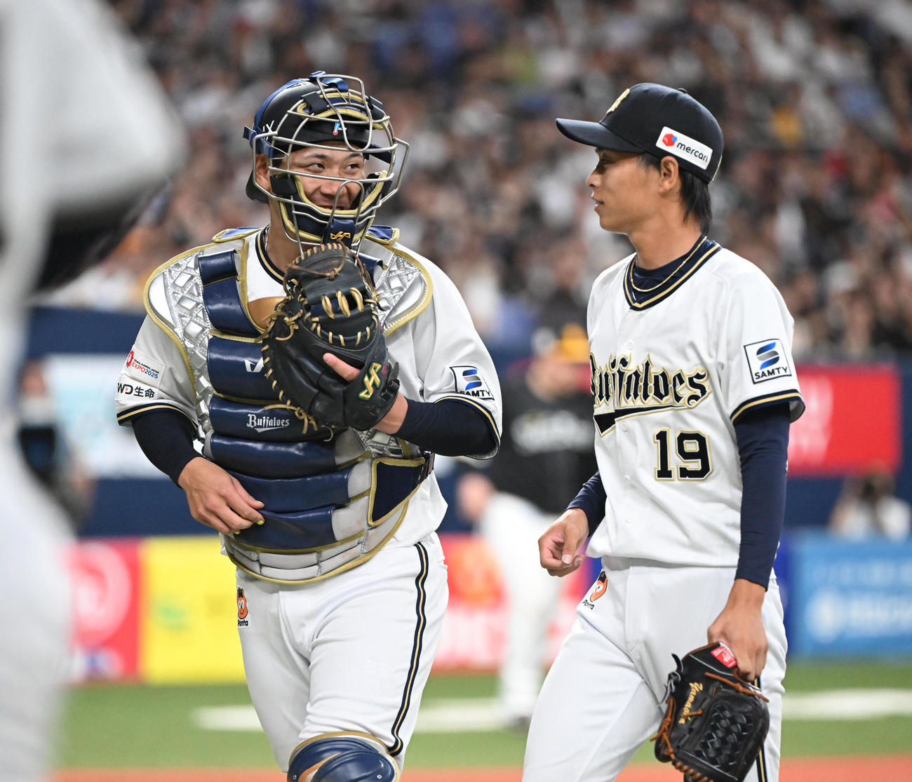 オリックス対ソフトバンク　7回表を無失点とし捕手福永（左）と笑顔を見せるオリックス山岡（撮影・和賀正仁）