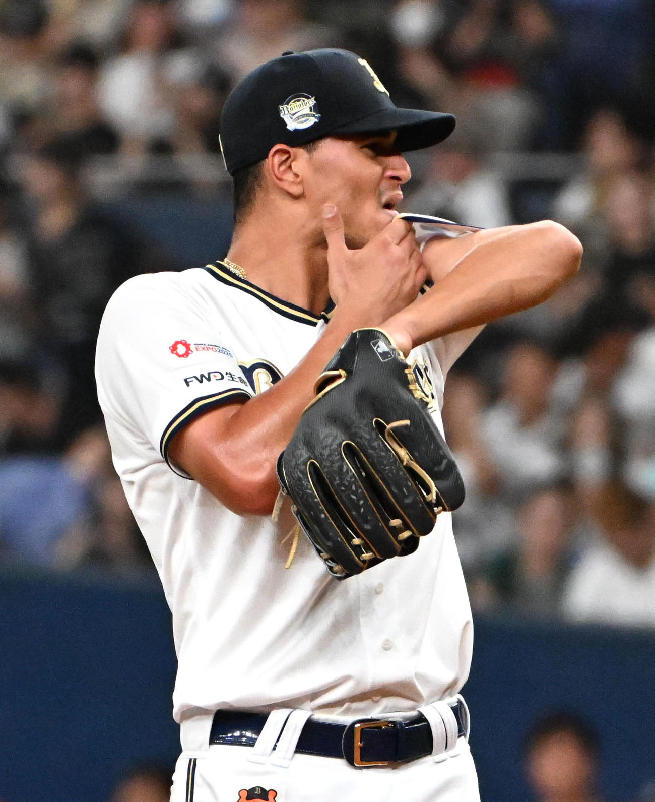 オリックス対ソフトバンク　5回表ソフトバンク2死満塁、栗原に適時打を放たれ悔しがるカスティーヨ（撮影・石井愛子）