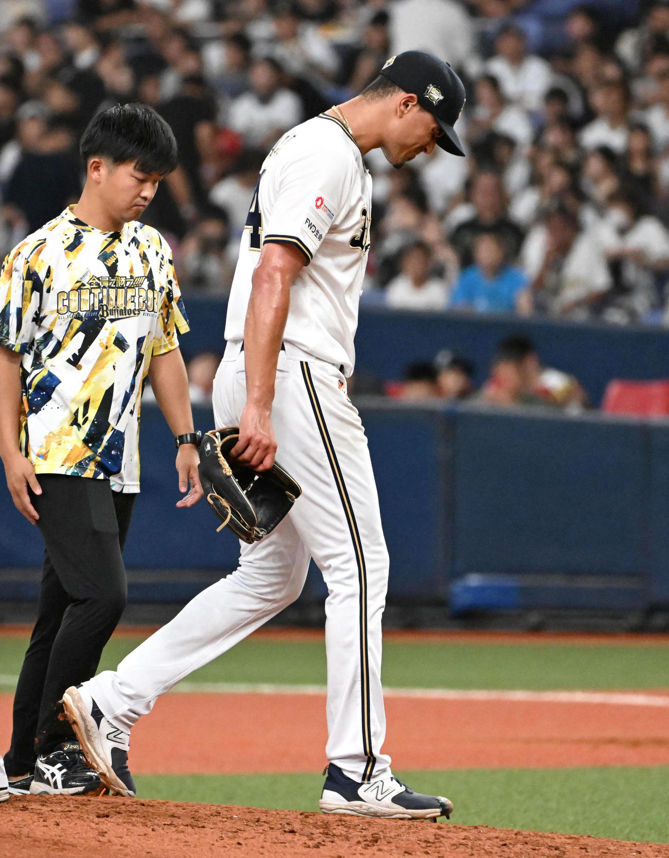 オリックス対ソフトバンク　5回途中で降板するカスティーヨ（撮影・石井愛子）