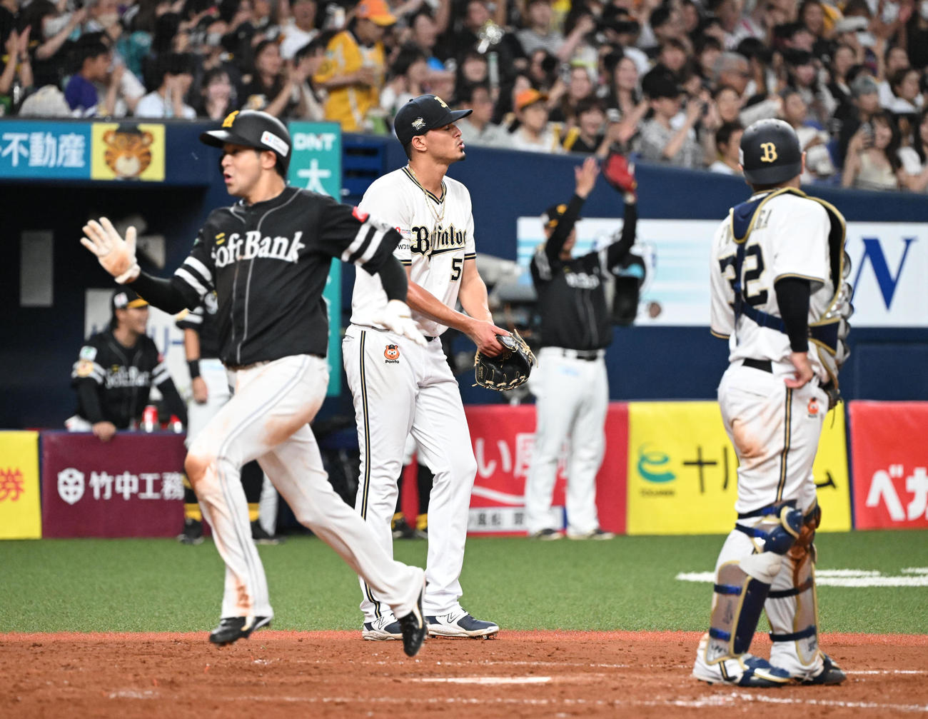 オリックス対ソフトバンク　5回表ソフトバンク2死満塁、栗原に走者一掃の適時二塁打を浴びたカスティーヨ（撮影・和賀正仁）