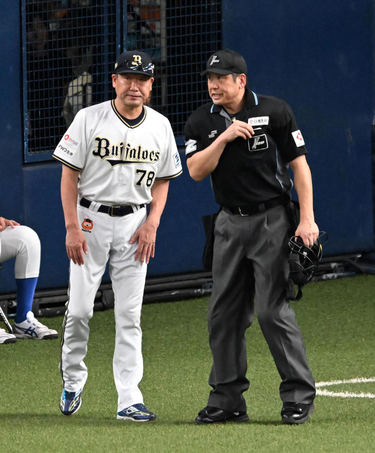 オリックス対ソフトバンク　5回表ソフトバンク2死一塁、カスティーヨの交代を告げる中嶋監督（撮影・前岡正明）