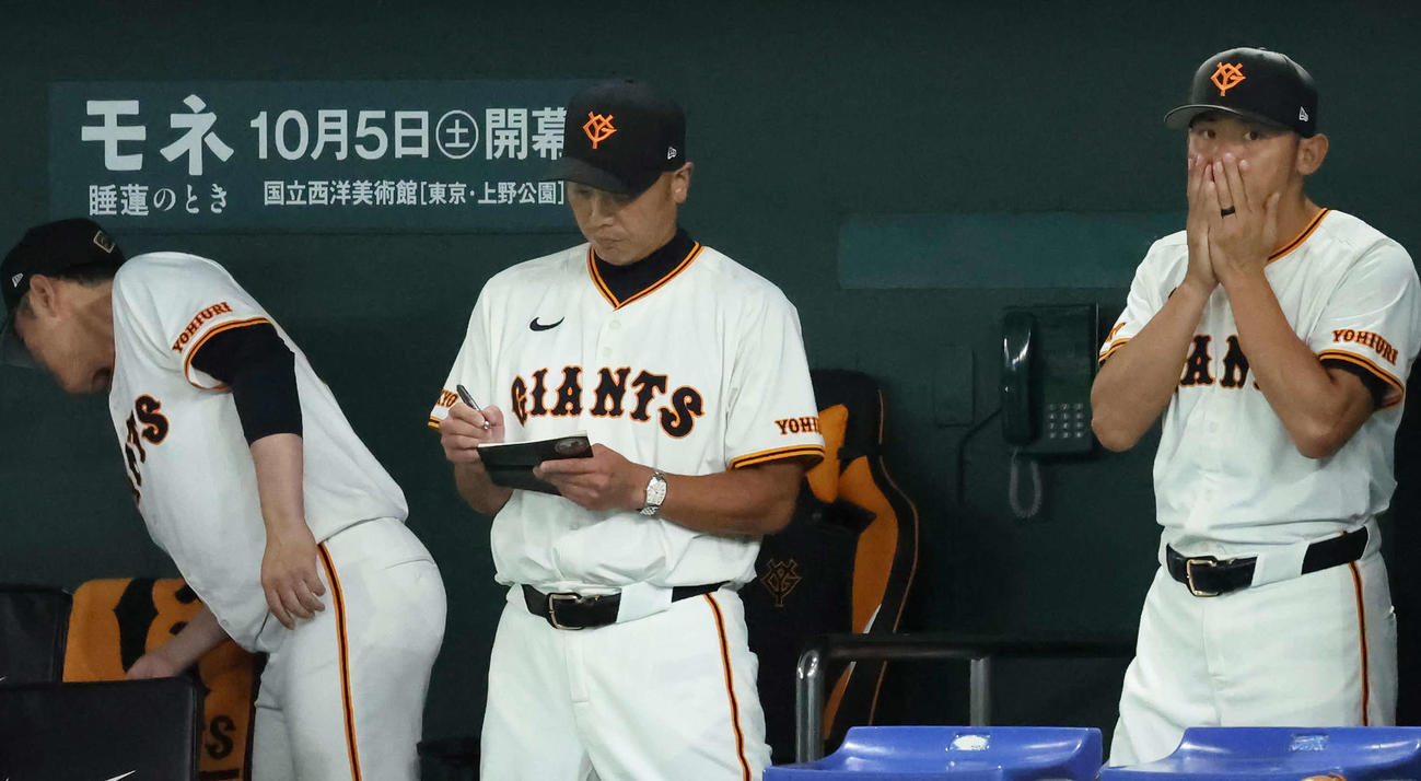 巨人対ヤクルト　9回裏巨人2死二塁、坂本勇が三ゴロに倒れて試合終了の阿部監督（撮影・丹羽敏通）