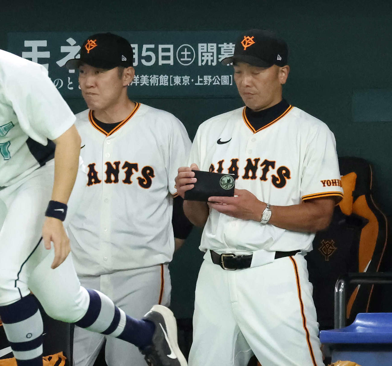 巨人対ヤクルト　9回裏巨人2死二塁、坂本勇が三ゴロに倒れて試合終了の阿部監督（撮影・丹羽敏通）