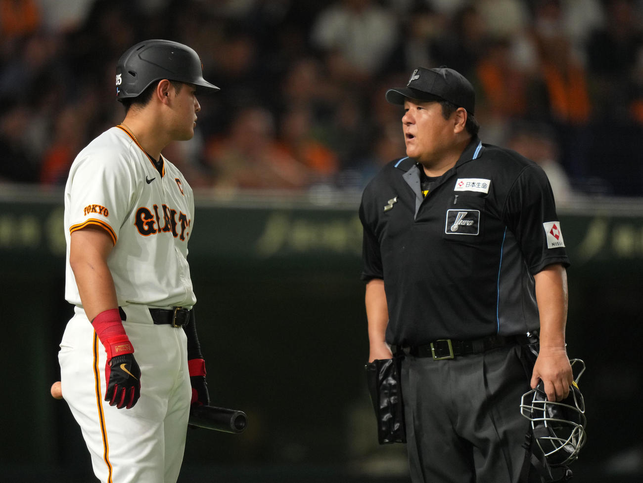 巨人対ヤクルト　7回裏巨人2死一、二塁、見逃し三振に倒れた岡本和は敷田球審（右）とにらみ合う（撮影・横山健太）