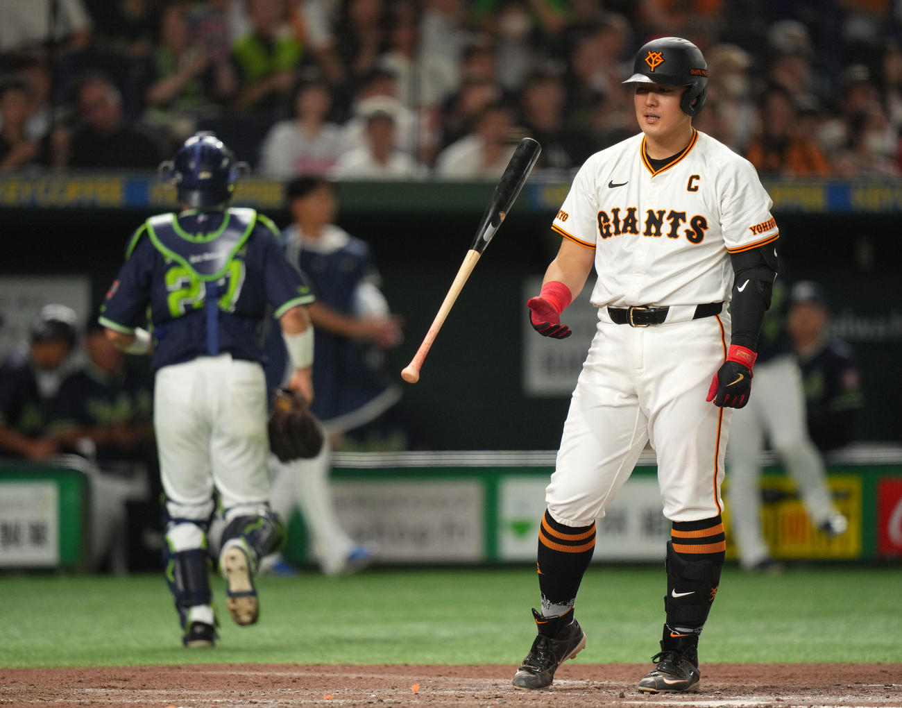巨人対ヤクルト　7回裏巨人2死一、二塁、見逃し三振に倒れる岡本和（撮影・横山健太）