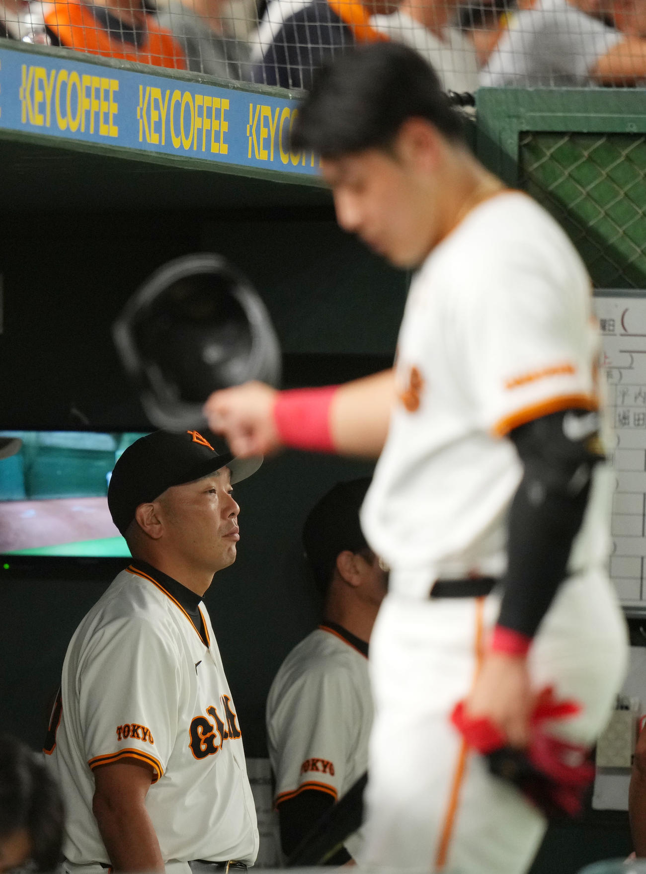 巨人対ヤクルト　険しい表情でスコアを見つめる巨人阿部監督。手前は岡本和（撮影・横山健太）