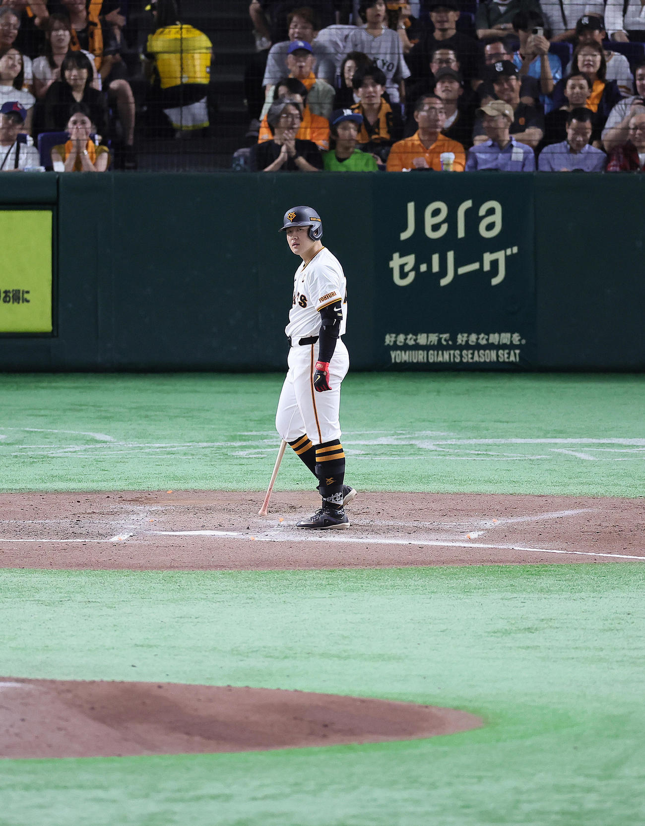 巨人対ヤクルト　7回裏巨人2死一、二塁、岡本和は見逃し三振に倒れる（撮影・足立雅史）