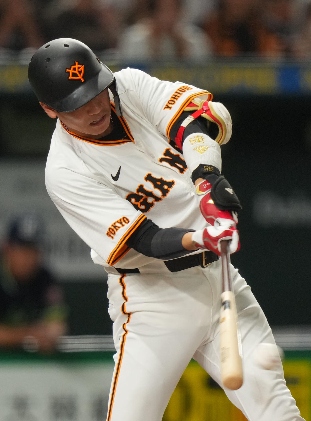 巨人対ヤクルト　7回裏巨人1死一、二塁、左前適時打を放つ坂本（撮影・横山健太）