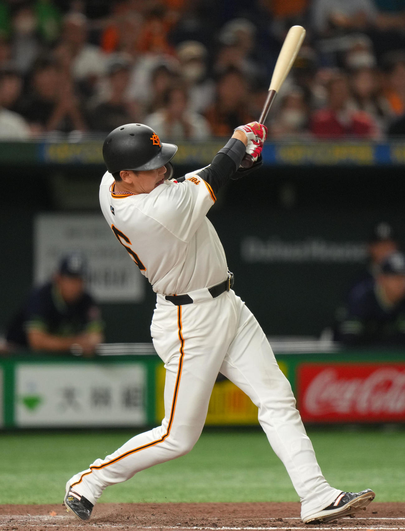 巨人対ヤクルト　7回裏巨人1死一、二塁、左前適時打を放つ坂本（撮影・横山健太）