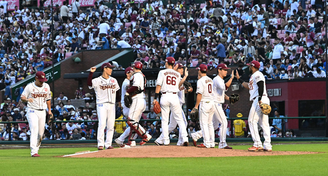 楽天対日本ハム　勝利を飾りタッチをかわす楽天の選手たち（撮影・滝沢徹郎）