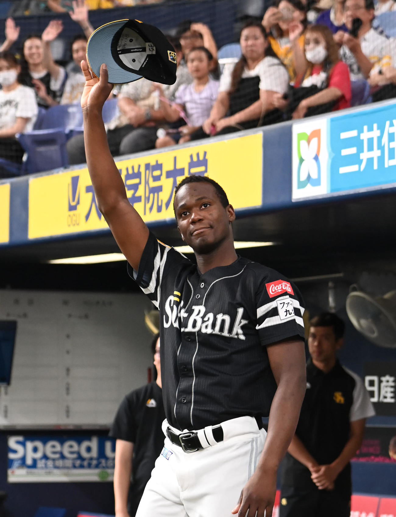 オリックス対ソフトバンク　ファンらに手を振るモイネロ（撮影・石井愛子）
