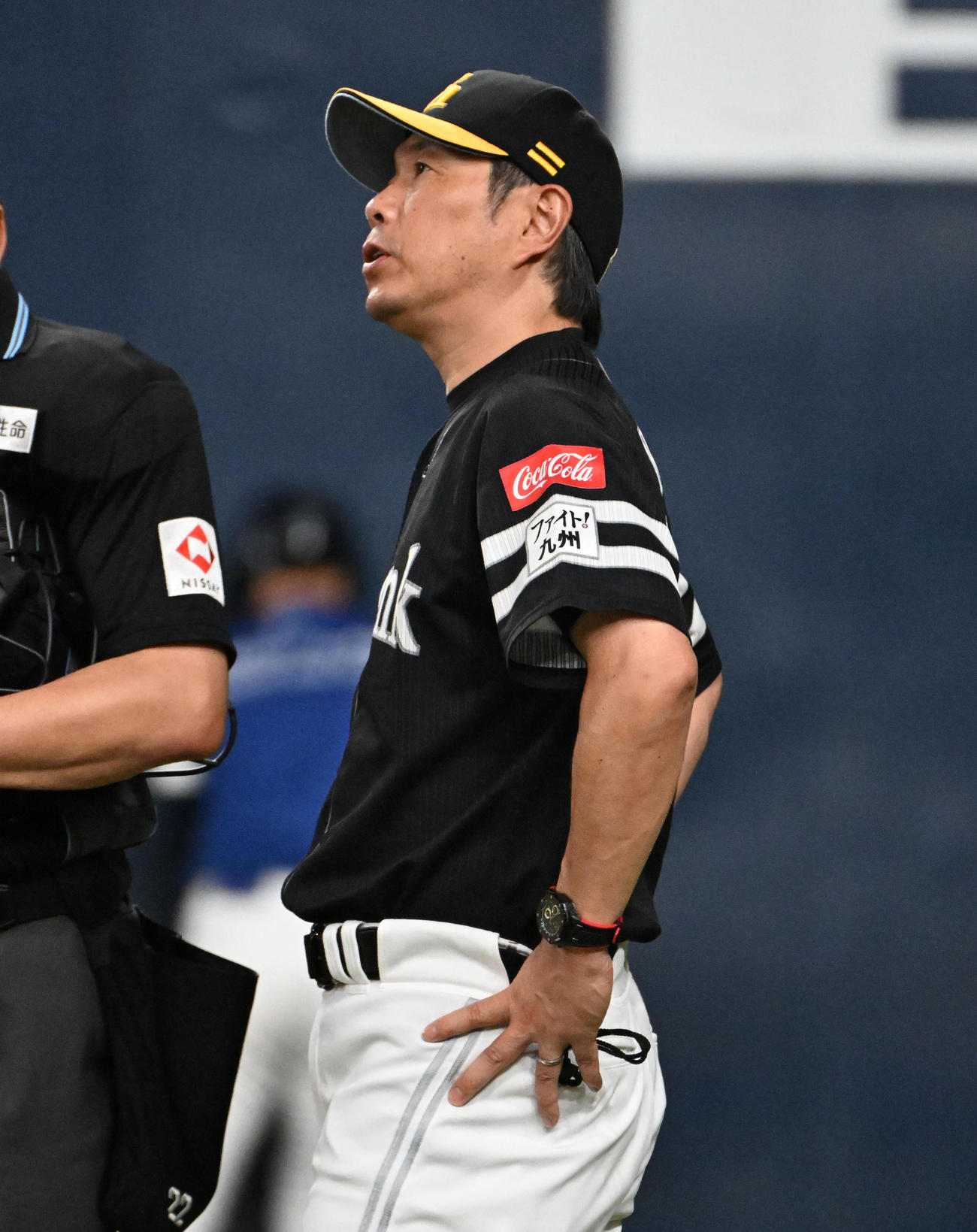 オリックス対ソフトバンク　メンバー交代を告げる小久保監督（撮影・石井愛子）