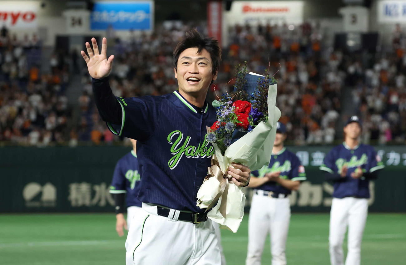 巨人対ヤクルト　花束を手にファンの声援に応えるヤクルト青木（撮影・丹羽敏通）