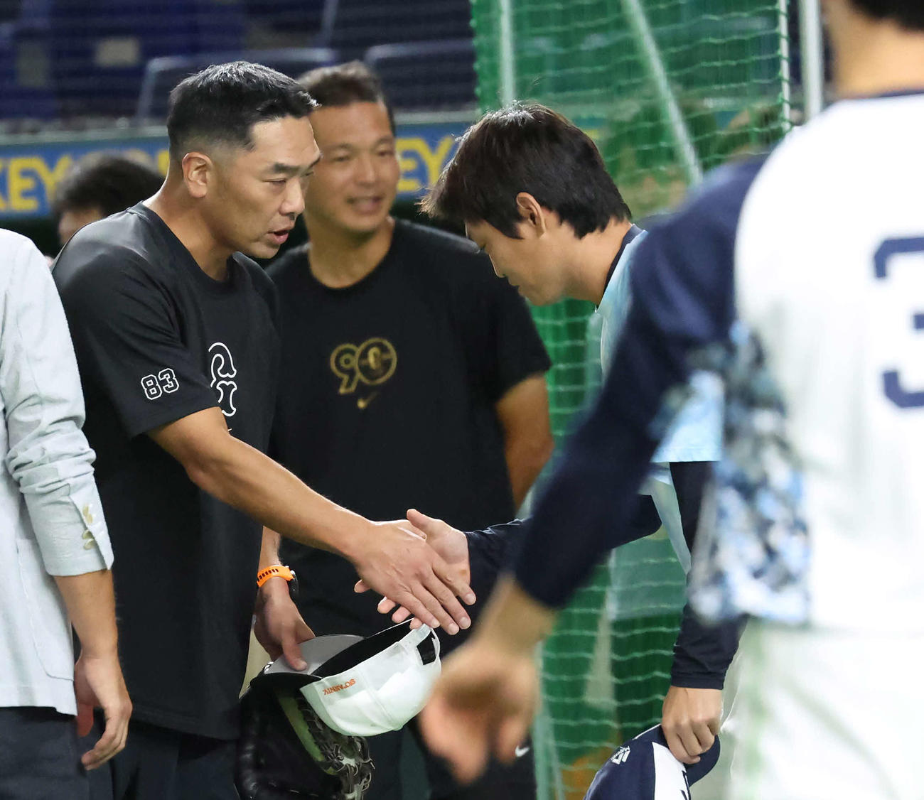巨人対ヤクルト　引退会見から一夜明けて、巨人阿部監督（左）にあいさつするヤクルト青木（撮影・丹羽敏通）