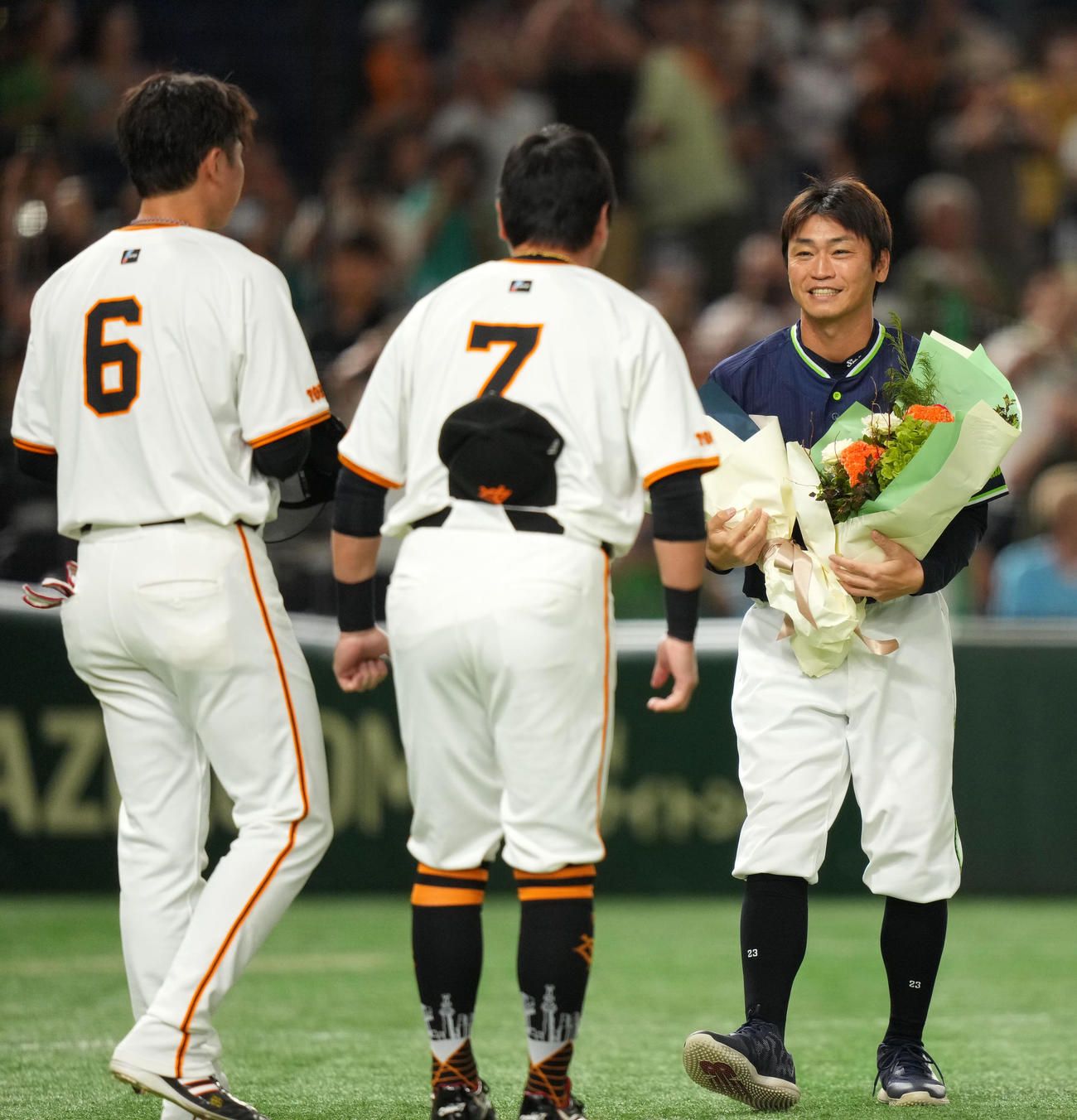 巨人対ヤクルト　試合後、引退を発表したヤクルト青木（右）は巨人坂本（左）と長野から花束を受け取る（撮影・横山健太）