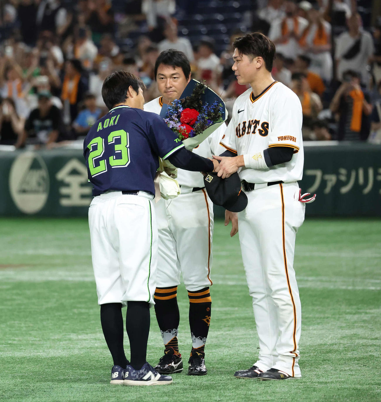 巨人対ヤクルト　巨人の長野、坂本勇両選手から花束を受け取ったヤクルト青木（撮影・丹羽敏通）