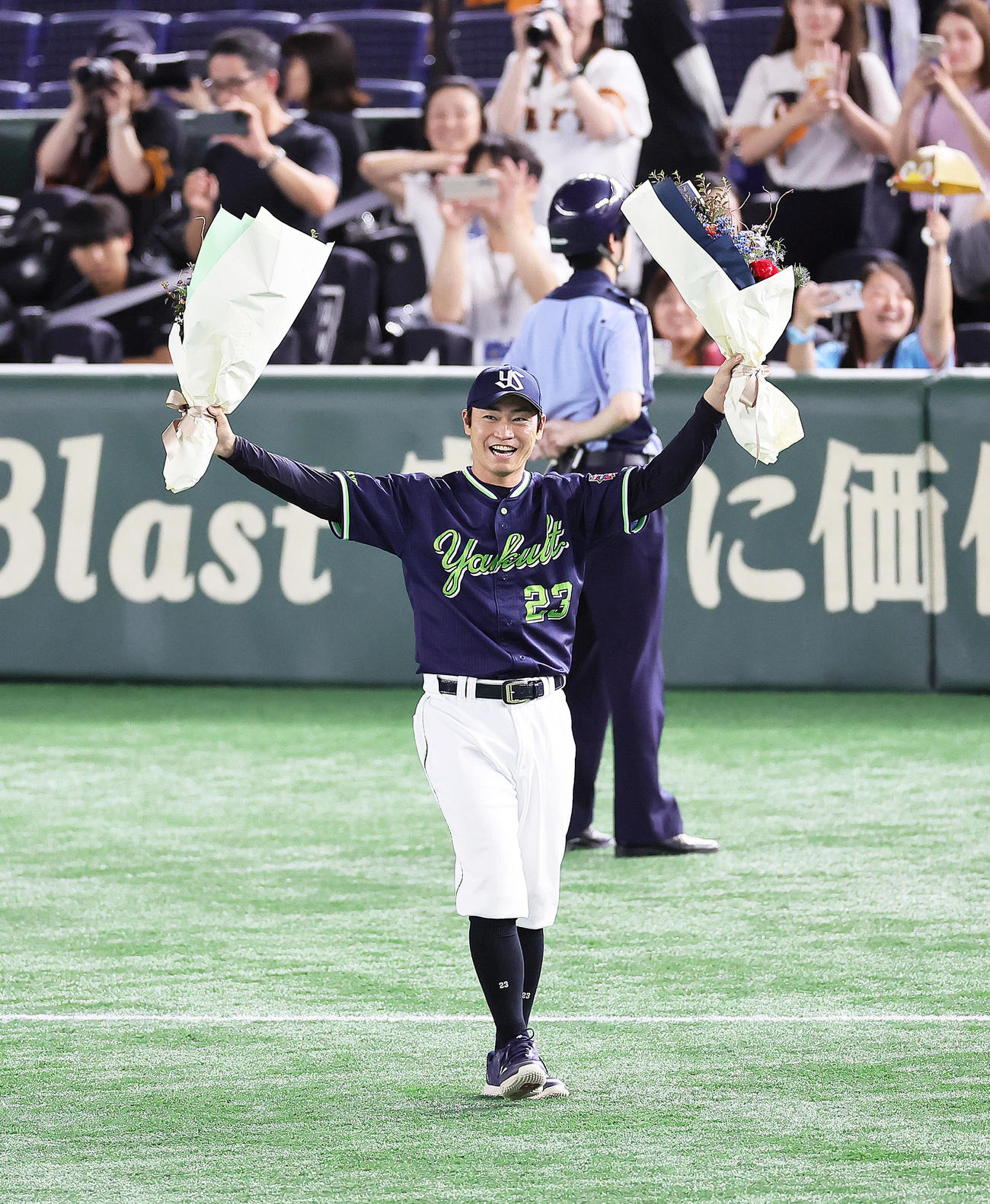 巨人対ヤクルト　引退を表明したヤクルト青木（中央）は東京ドームでの巨人最終戦を終え、スタンドの声援に笑顔で応える（撮影・足立雅史）